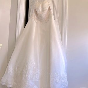 EUC Casablanca bridal Wedding Dress